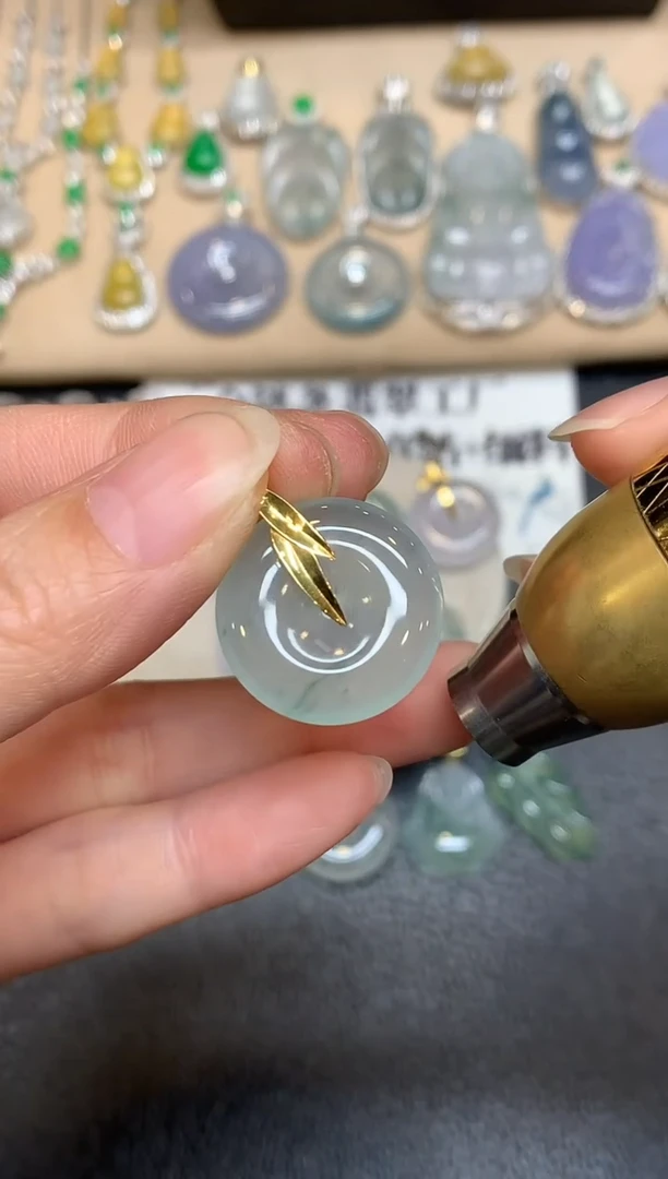 颈饰18K金镶嵌翡翠平安扣【无服务费