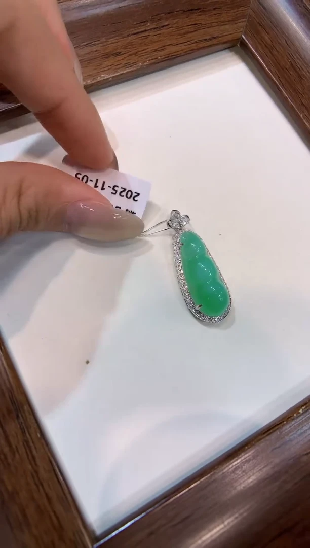 颈饰18K金镶嵌翡翠福豆