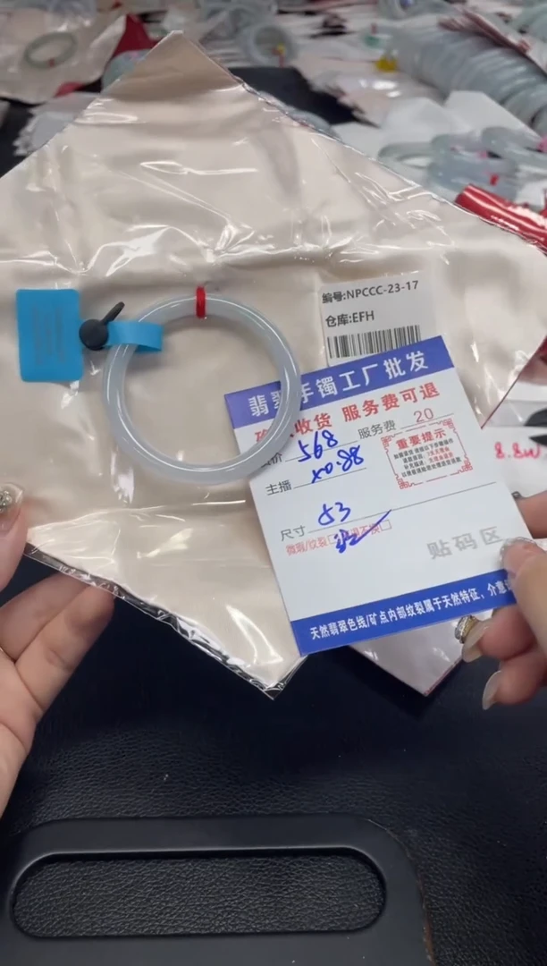 翡翠手镯未镶嵌@**。翡翠手镯