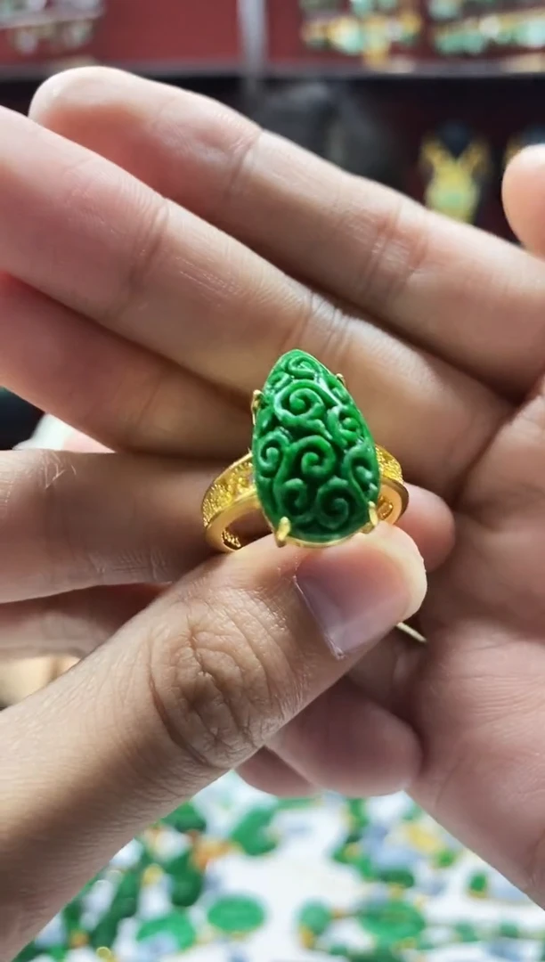 颈饰未镶嵌翡翠戒指