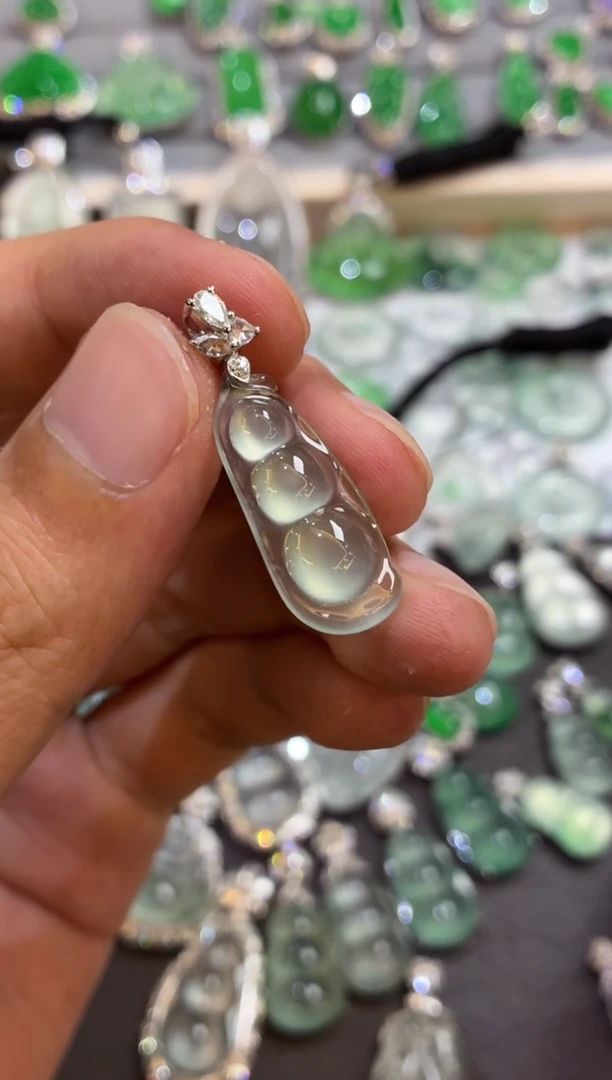 吊坠(不含链)18K金镶嵌翡翠豆子