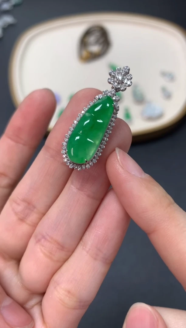 【闪购商品】翡翠吊坠(不含链)18K金镶嵌9500