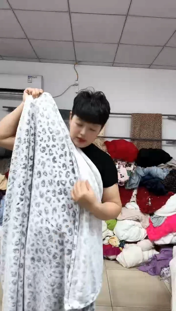 法兰绒1.5x2左右尺寸，材质以主播介绍为准