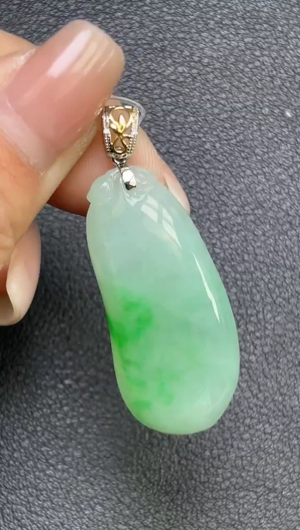 颈饰18K金镶嵌翡翠福瓜