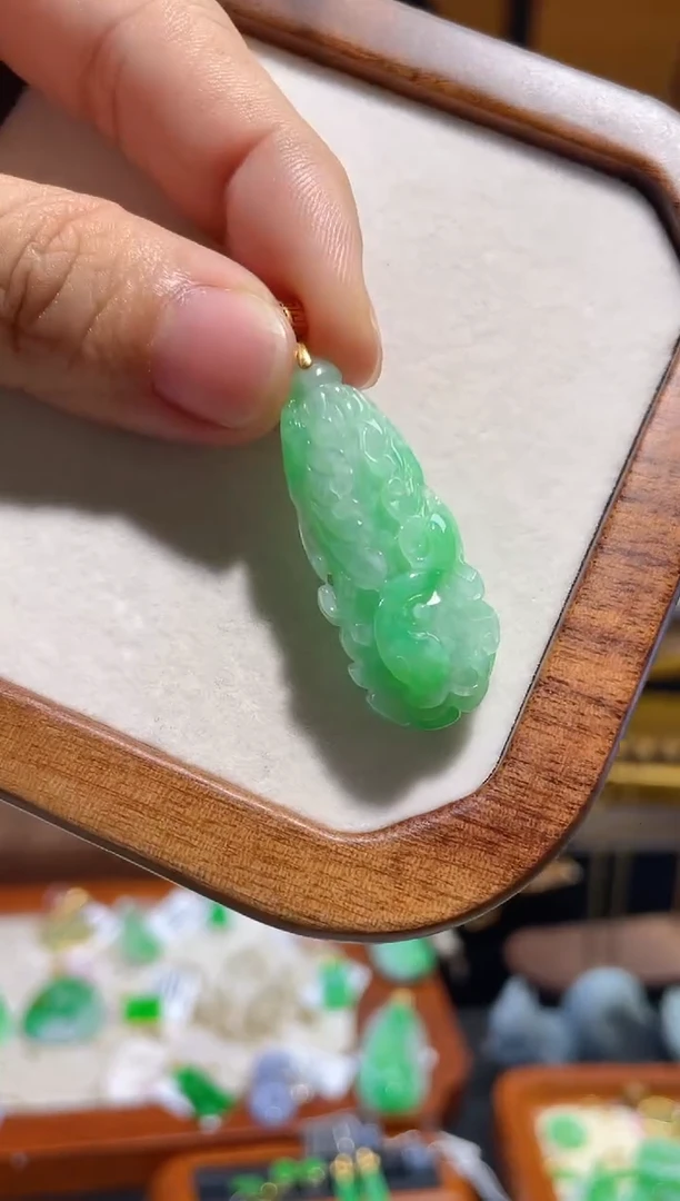 颈饰18K金镶嵌翡翠白菜