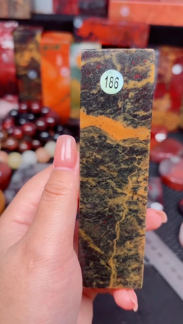 玉 桂林鸡血玉印章摆件186