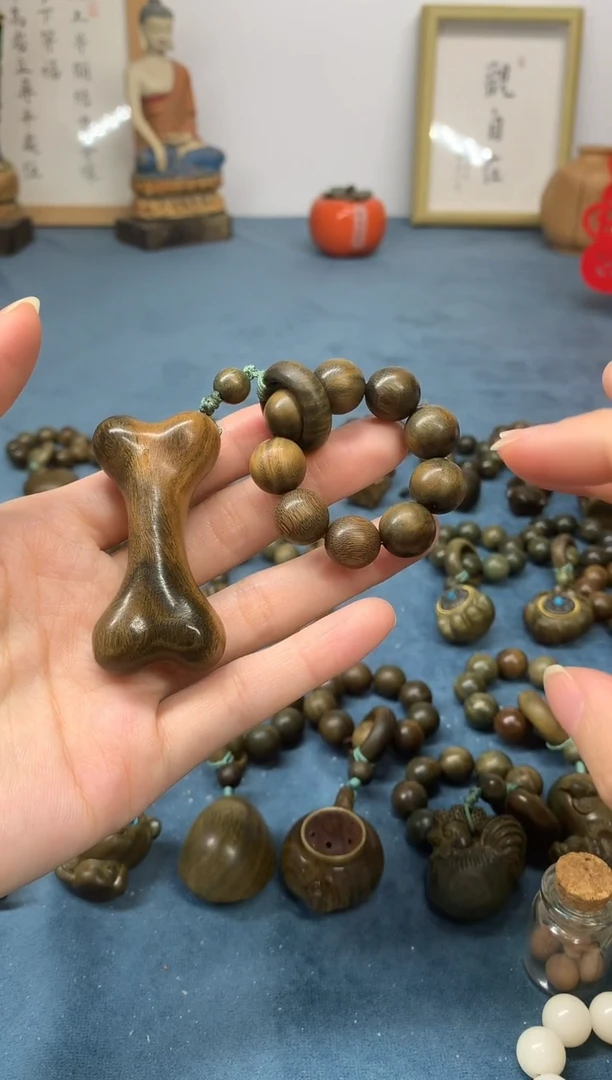 【闪购商品】维腊木（绿檀）把件骨头按摩棒