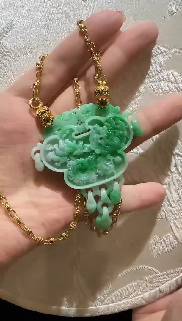 翡翠未镶嵌颈饰国风