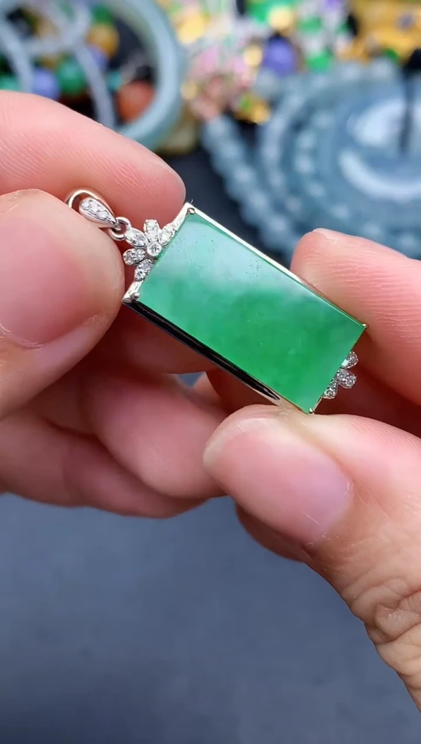 颈饰18K金镶嵌翡翠222-春日珠宝