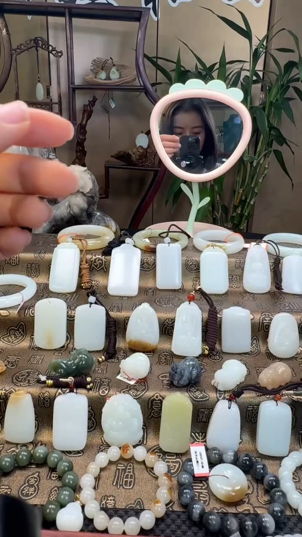 颈饰未镶嵌和田玉（糖玉）羊脂白玉平安扣