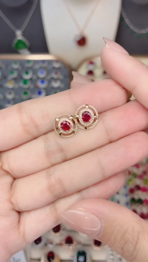 18K金镶嵌红宝石耳饰红宝石80分