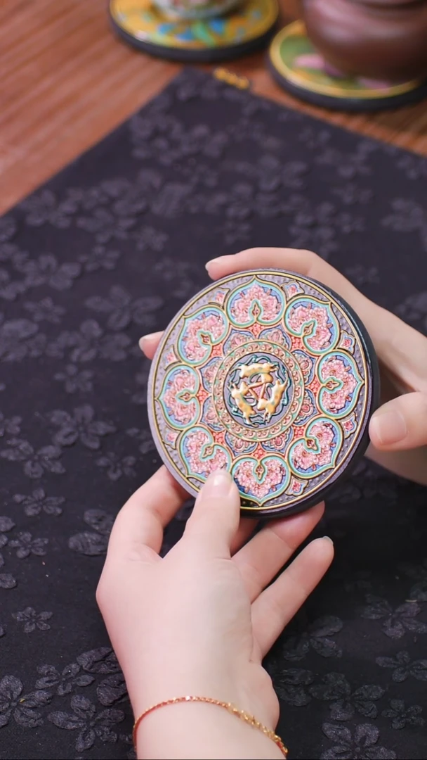 壹藏贰宝三兔图案杯垫一片