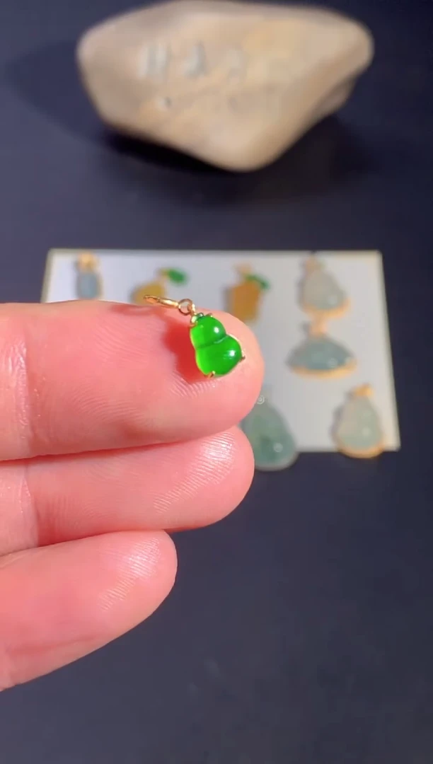 颈饰18K金镶嵌翡翠