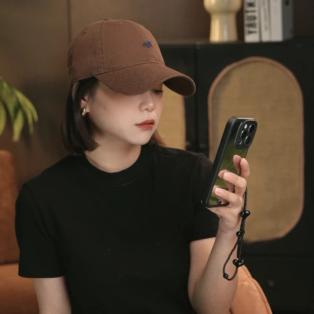 XMAO李小玉 2025 新款 “刺绣小狐狸” 男女可戴宽檐显脸小棒球帽