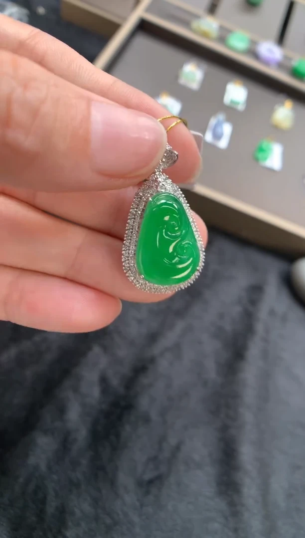 翡翠18K金镶嵌颈饰如意