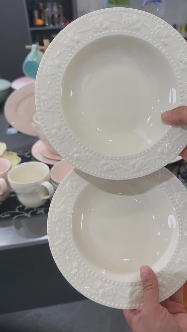 【闪购商品】瓷2个浮雕草莓深盘-奶油白8寸