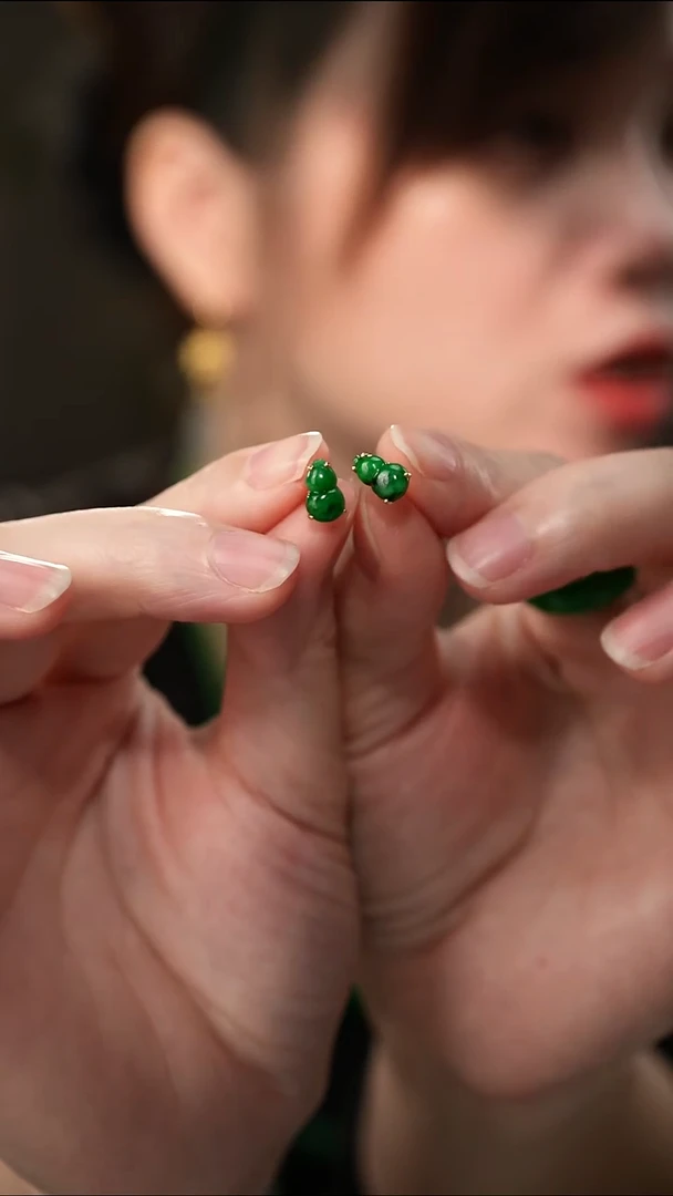 18K金镶嵌翡翠耳饰翡翠耳饰，多样性发一