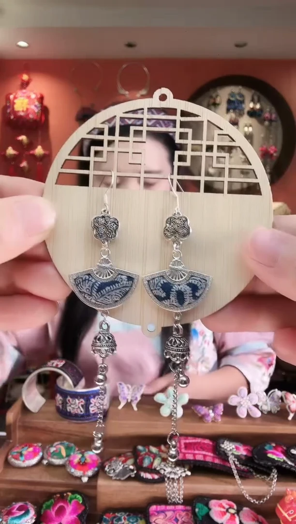 织绣非遗手工苗绣饰品12