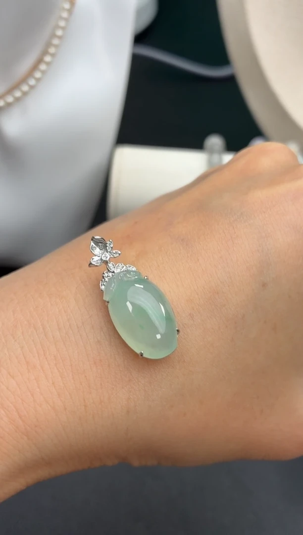 颈饰18K金镶嵌翡翠天然翡翠A货
