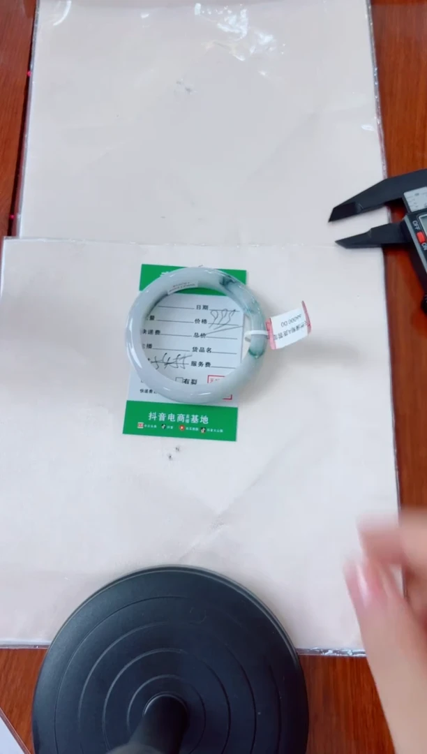 翡翠手镯未镶嵌不**名手镯