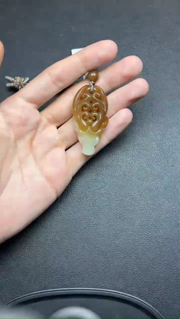 吊坠(赠链)未镶嵌和田玉若羌微色差吊坠