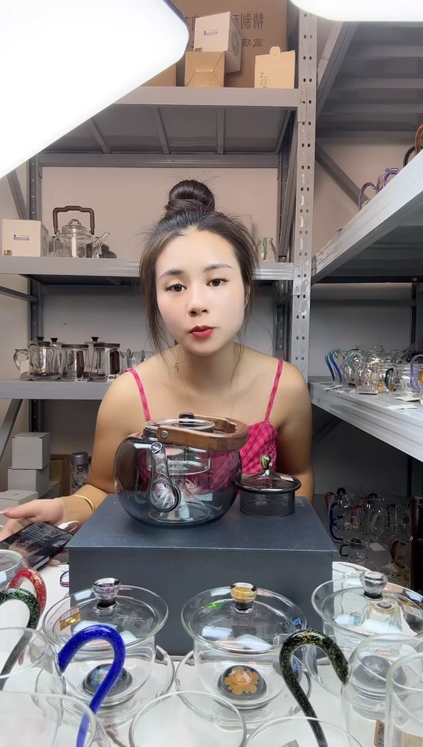 手工艺品玻璃文****)禾器  山雅壶烟灰色