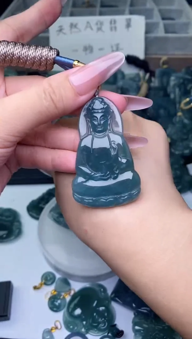 颈饰未镶嵌翡翠