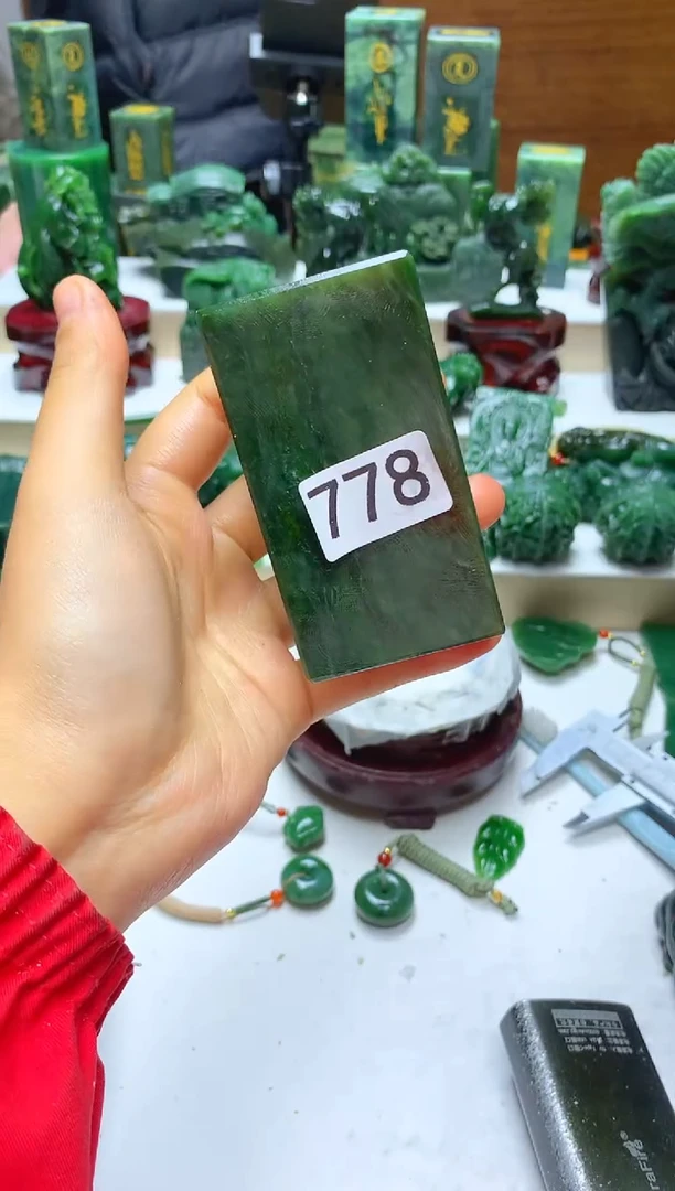 未镶嵌和田玉挂件11微瑕