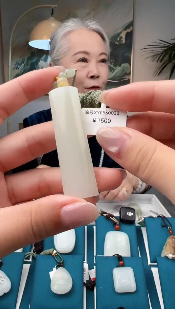 颈饰未镶嵌和田玉吊坠  XY
