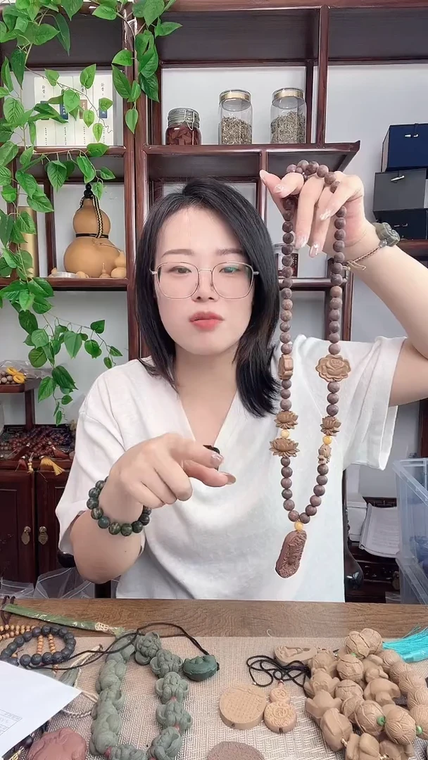泥塑龙涎+参茸牌子的小脖挂