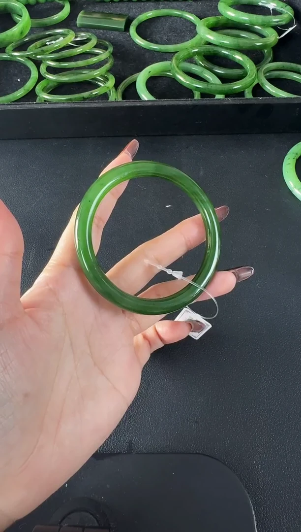 颈饰未镶嵌和田玉（碧玉）手镯约56-57MM