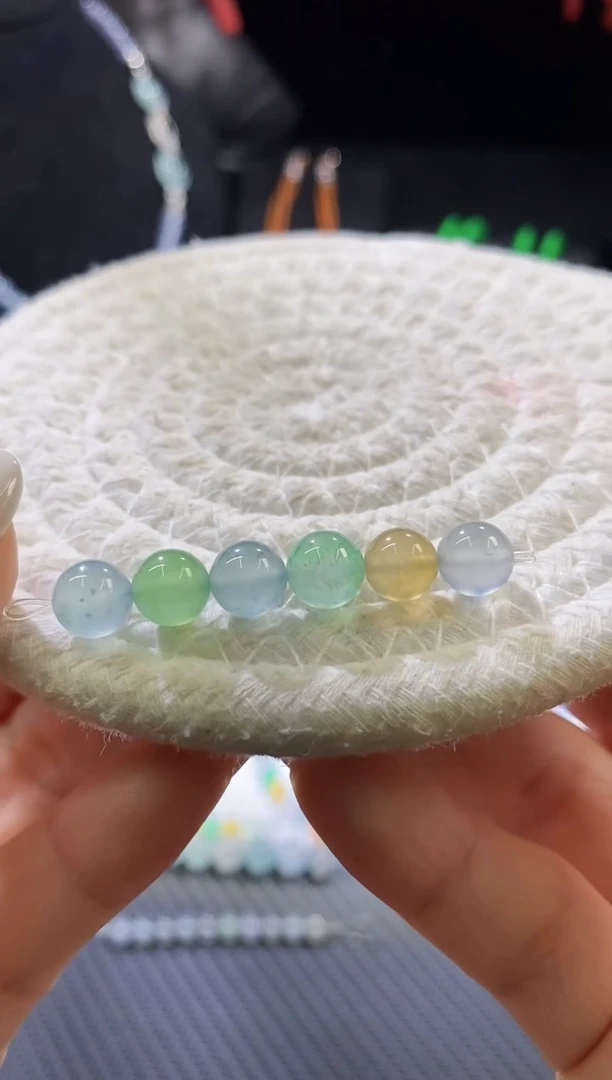 翡翠挂件未镶嵌一手六颗