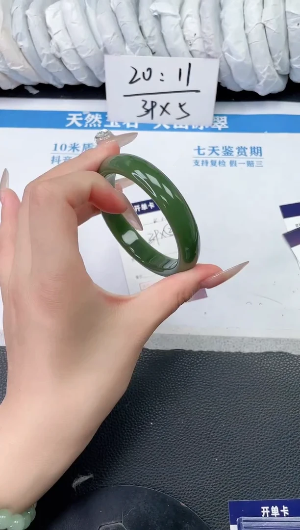 石英质玉手镯未镶嵌K15