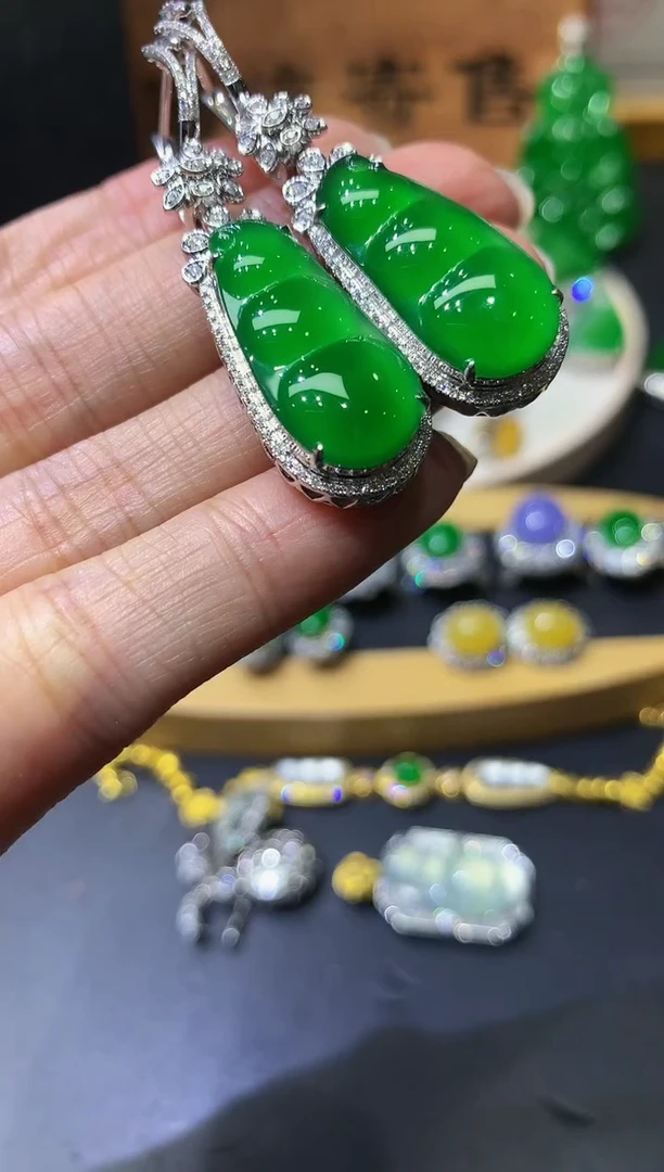 18K金镶嵌定制翡翠团购