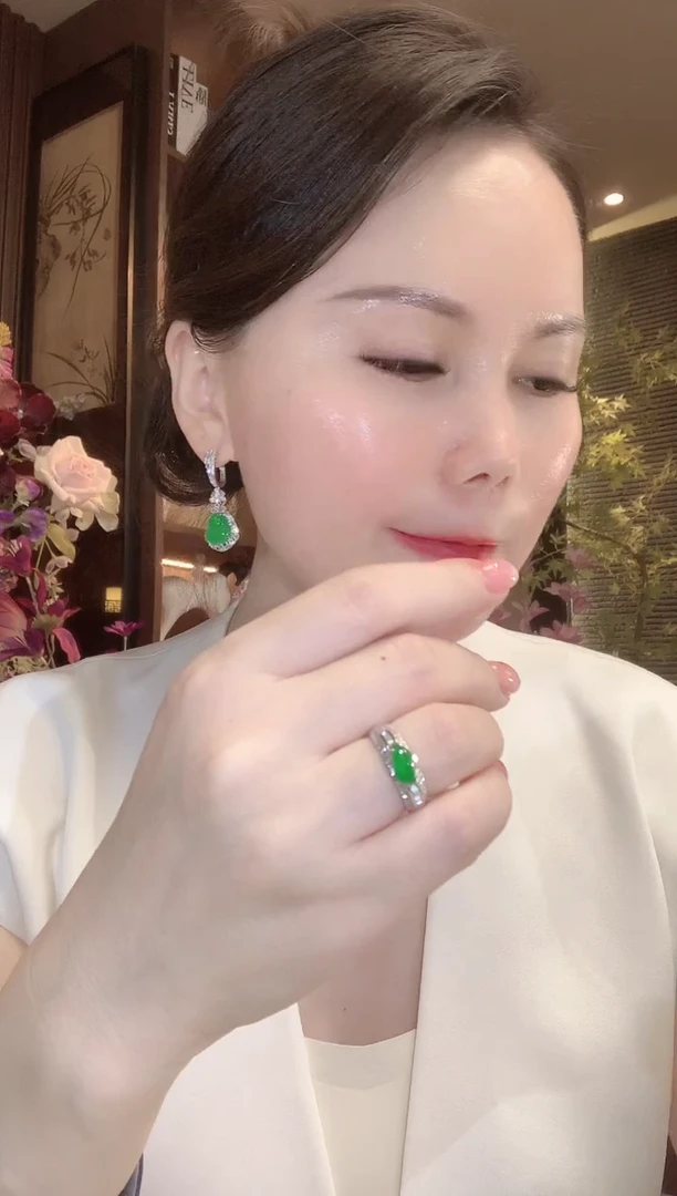 18K金镶嵌戒指翡翠A64