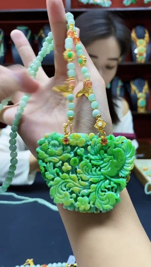 颈饰未镶嵌翡翠吊坠