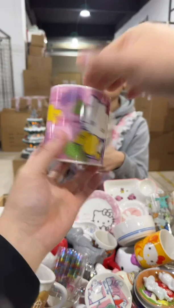 瓷片kt猫抱糖果马克杯