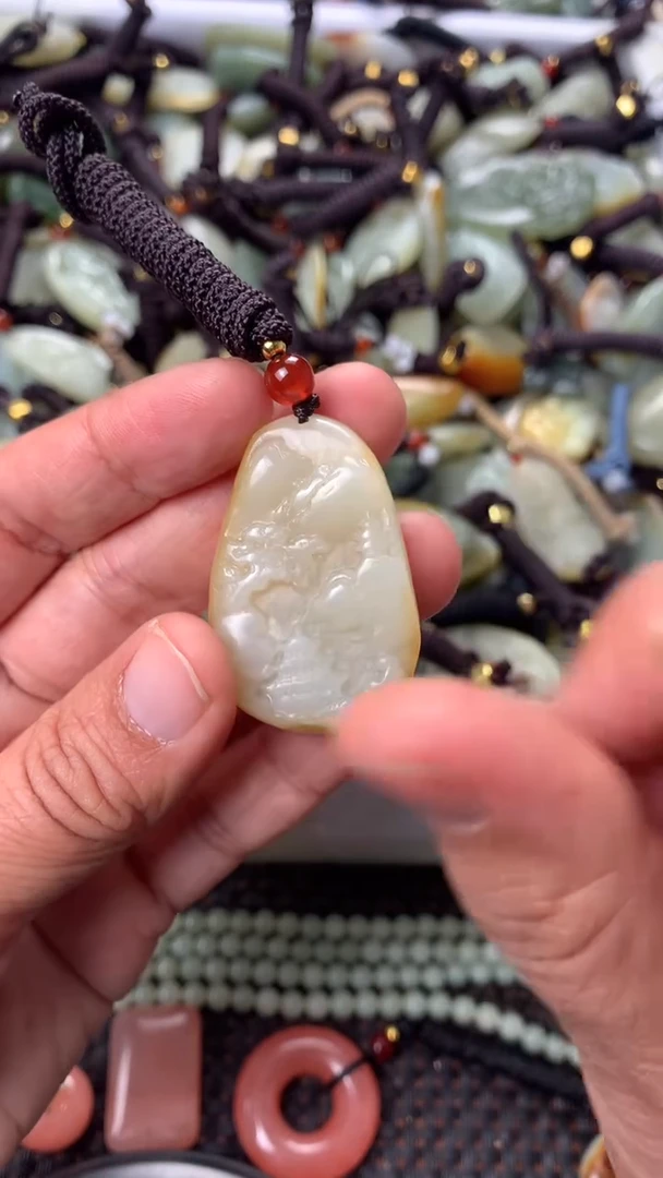 【闪购商品】和田玉颈饰未镶嵌多样性发货没有证书，拍一发一.有瑕