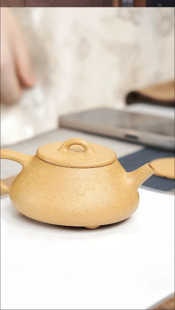 茶壶紫砂用****淡黄金段平盖石瓢微瑕