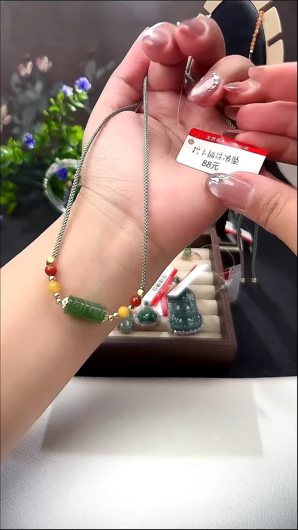 颈饰未镶嵌和田玉（碧玉）吊坠