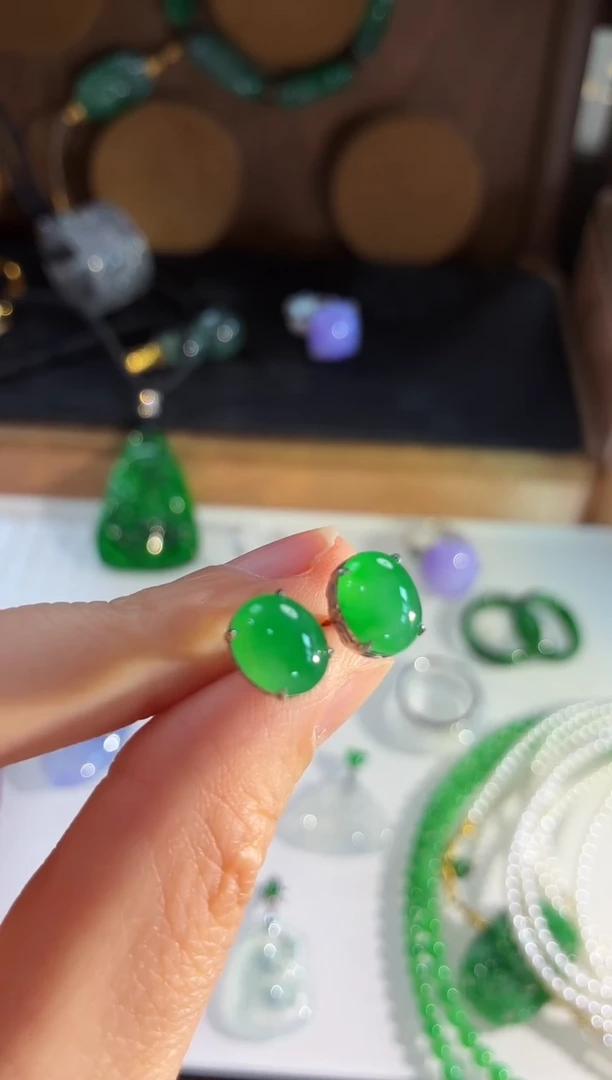 18K金镶嵌翡翠耳饰耳饰