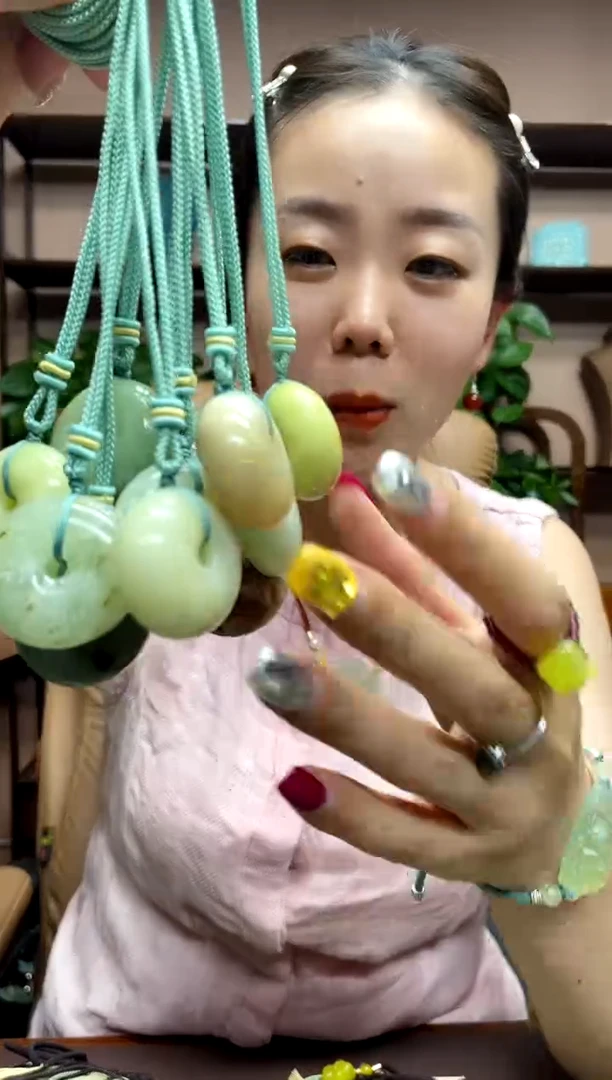 岫玉未镶嵌颈饰多样性发货发其中之一