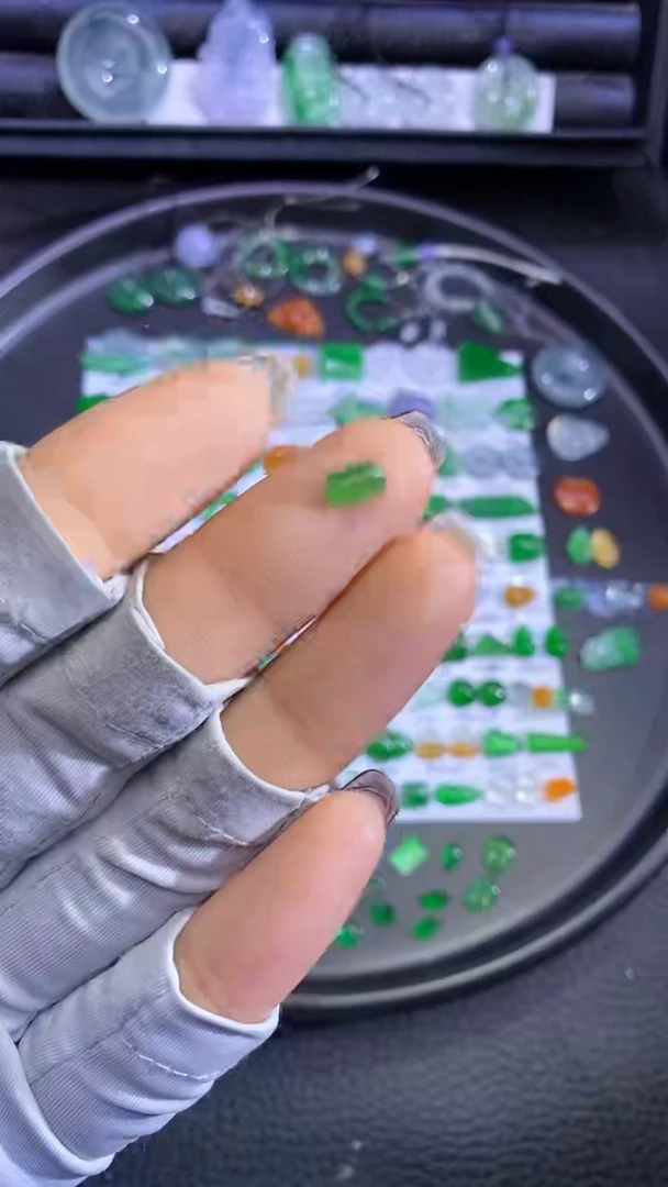 未镶嵌挂件翡翠切割