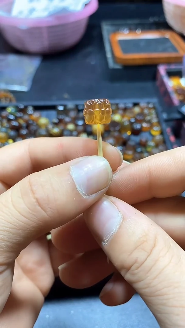 琥珀颈饰未镶嵌天然缅甸琥珀并蒂莲单珠