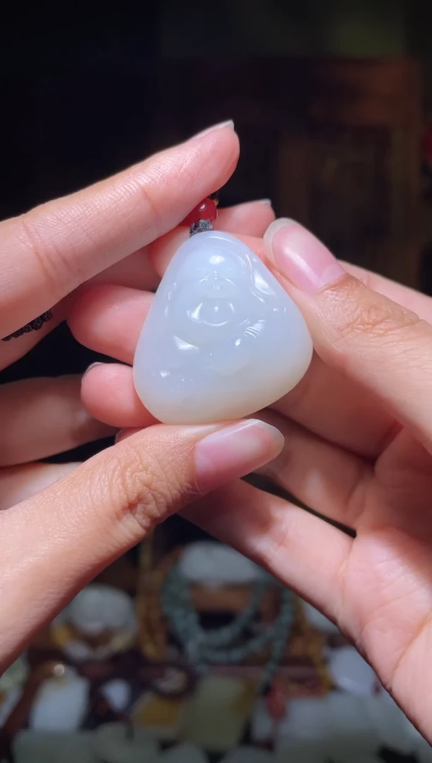 颈饰未镶嵌和田玉佛