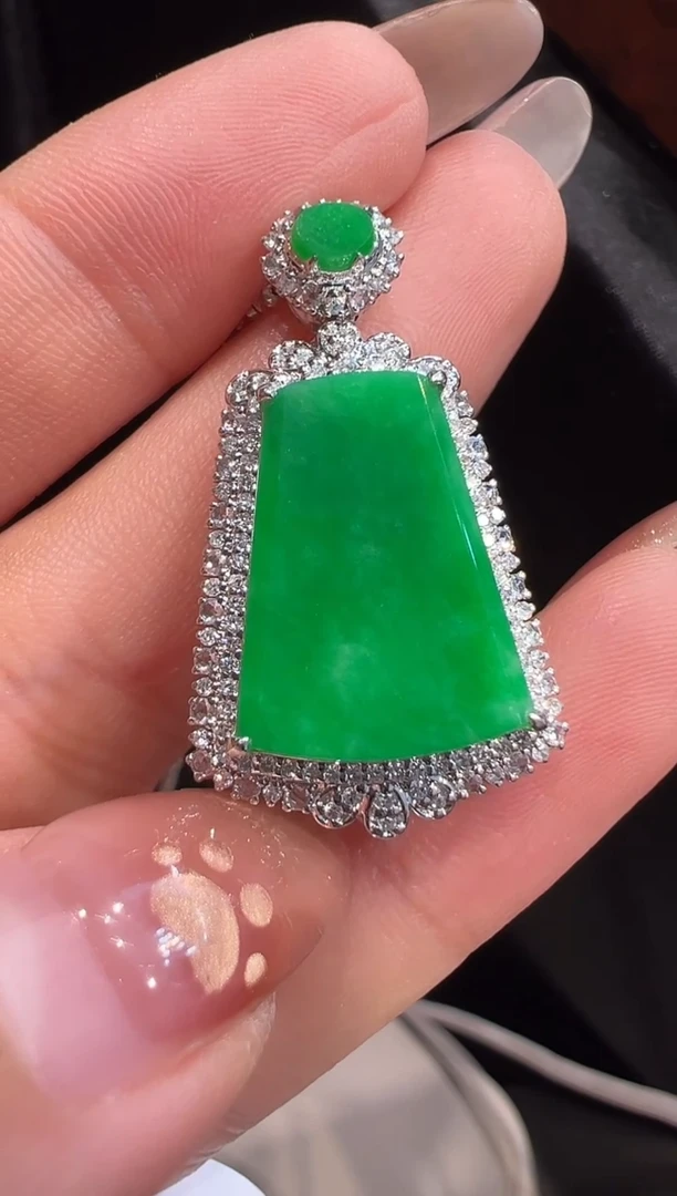 颈饰18K金镶嵌翡翠吊坠