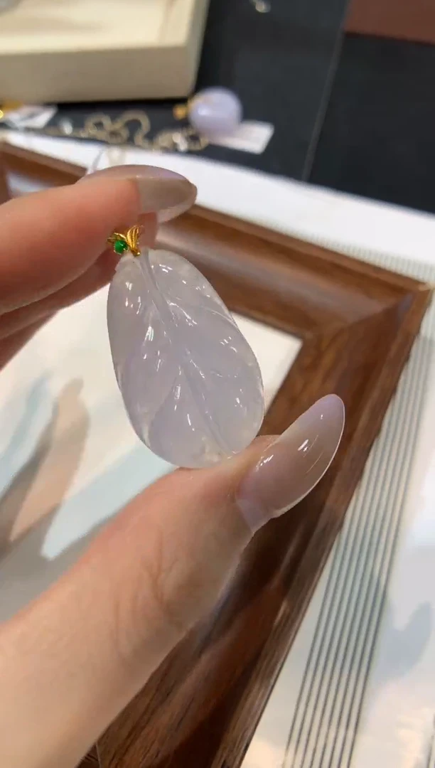 颈饰18K金镶嵌翡翠叶子