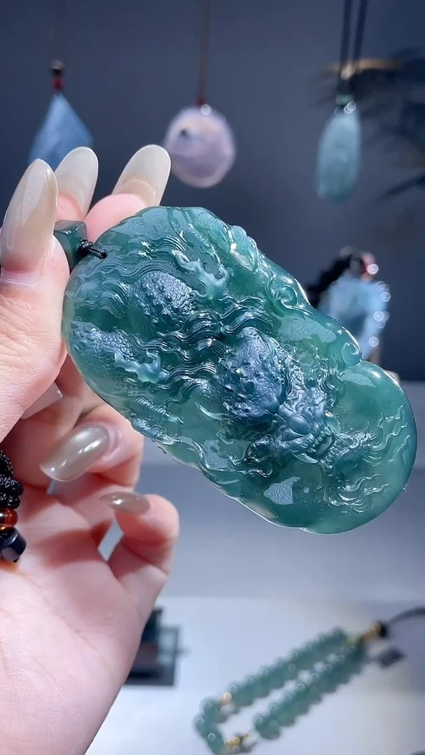颈饰未镶嵌翡翠龙牌