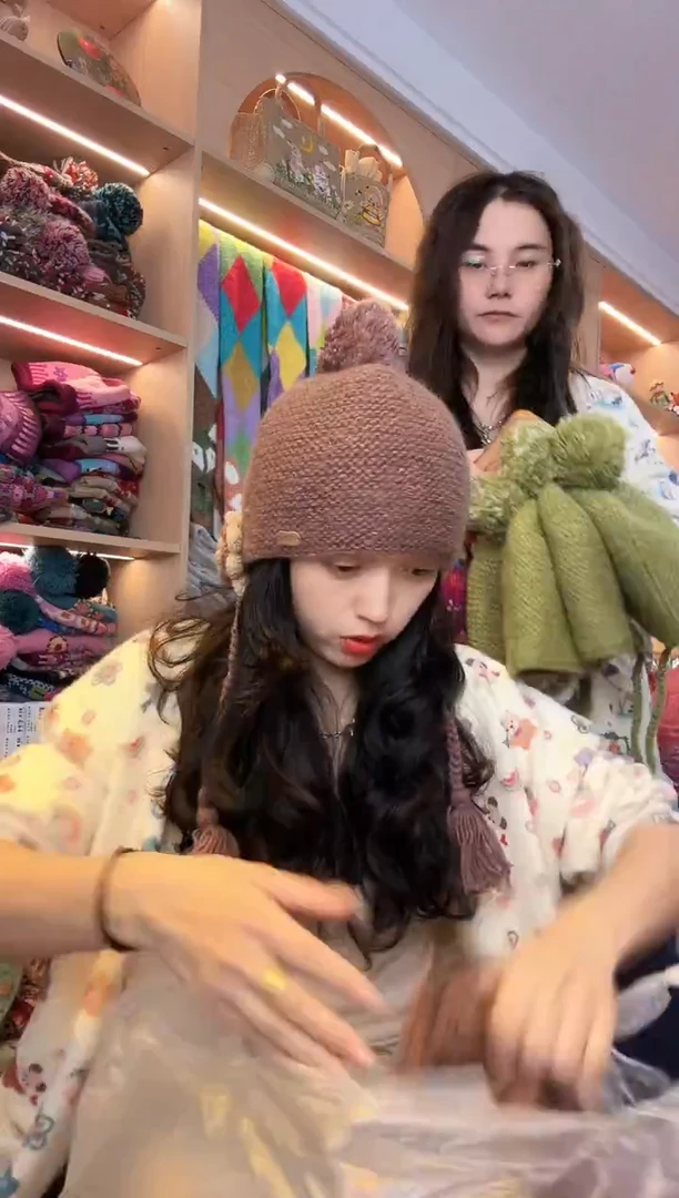 绵羊毛奶茶色山茶花护耳帽