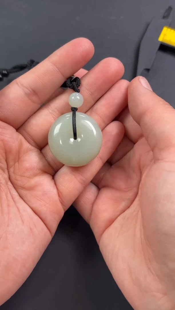 【闪购商品】和田玉吊坠(赠链)未镶嵌且末微色差近矿
